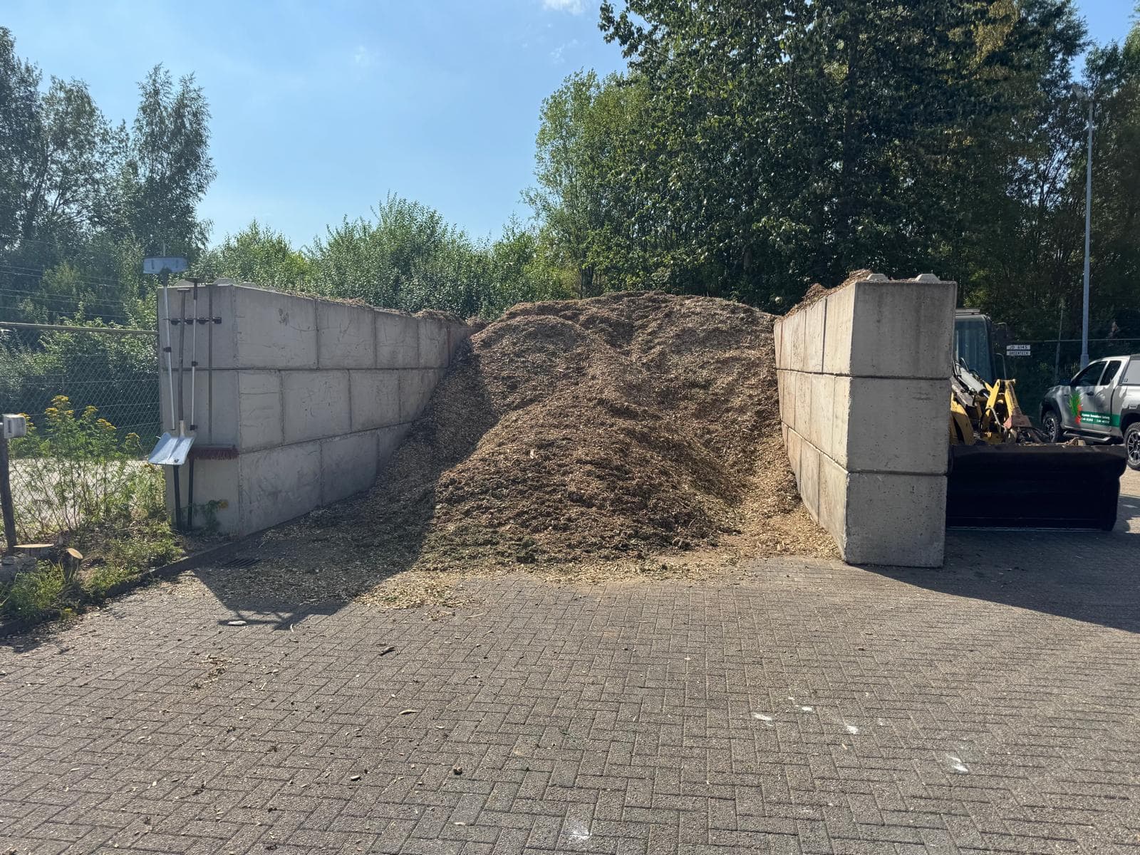 Grote berg houtsnippers in de opslagbunker, bestemd voor biomassa