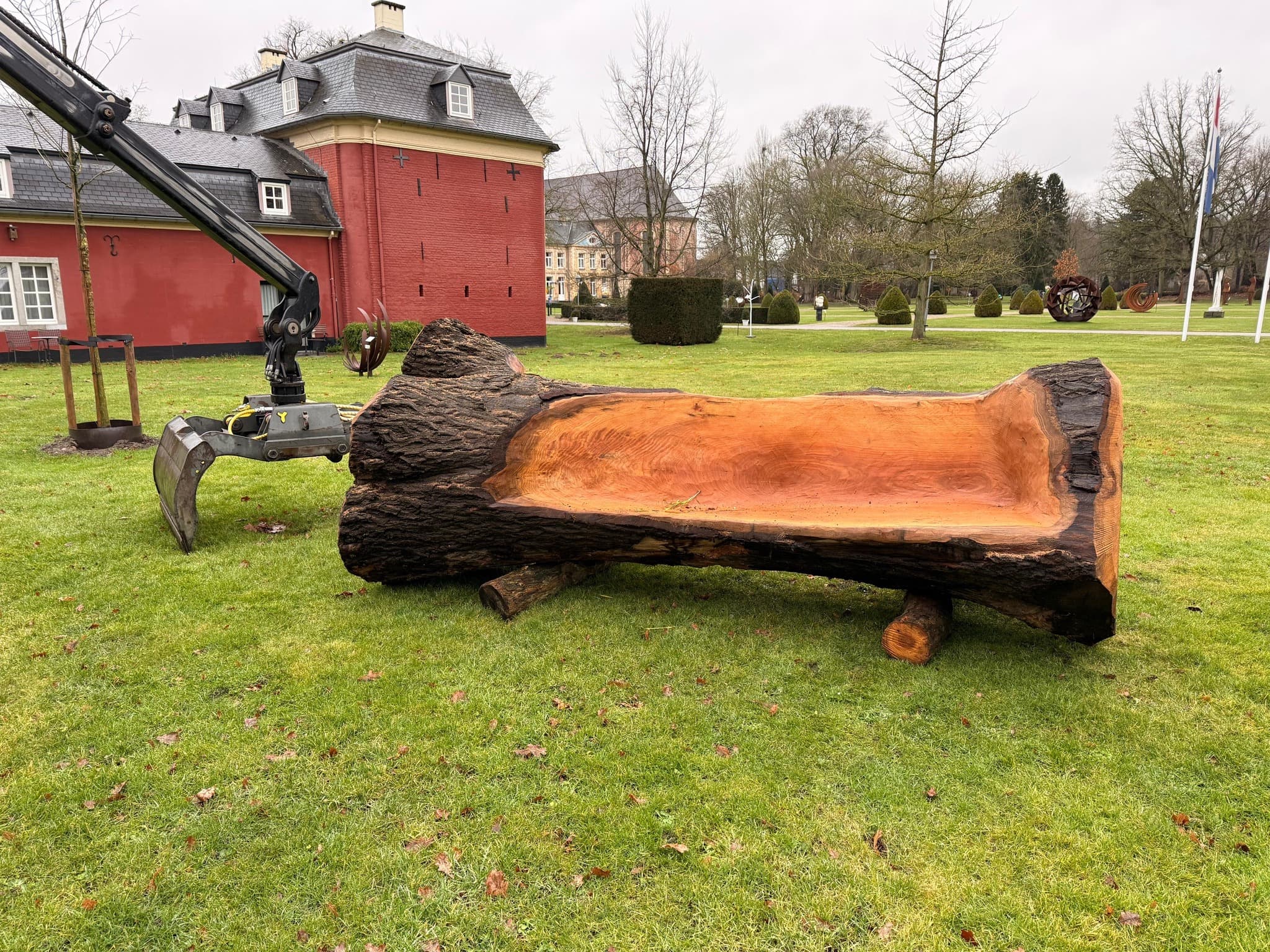 Bank vervaardigd uit de monumentale eik van Château St. Gerlach