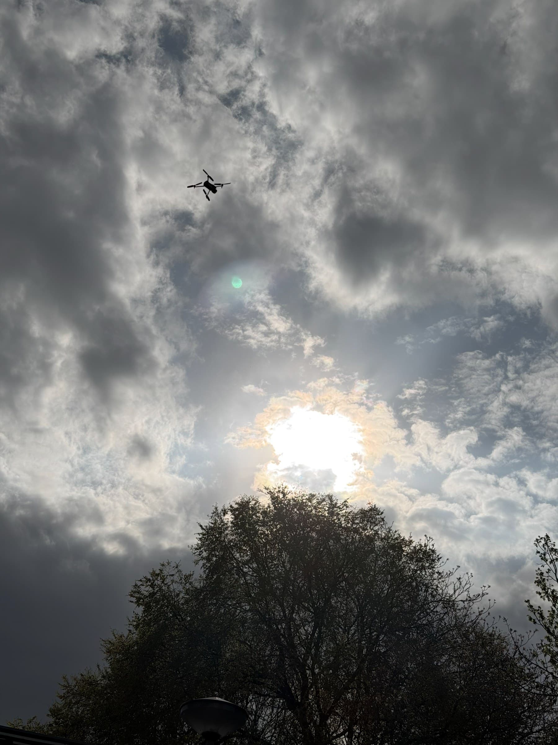 Silhouet van de inspectiedrone tegen een dramatische wolkenlucht