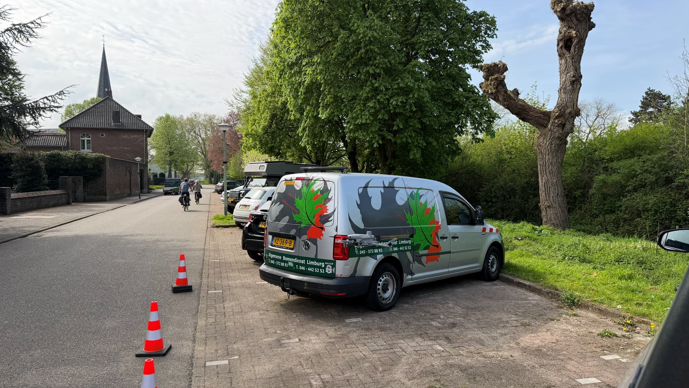 Onderzoeksbus van Algemene Bomendienst Limburg tijdens een drone-inspectie op locatie