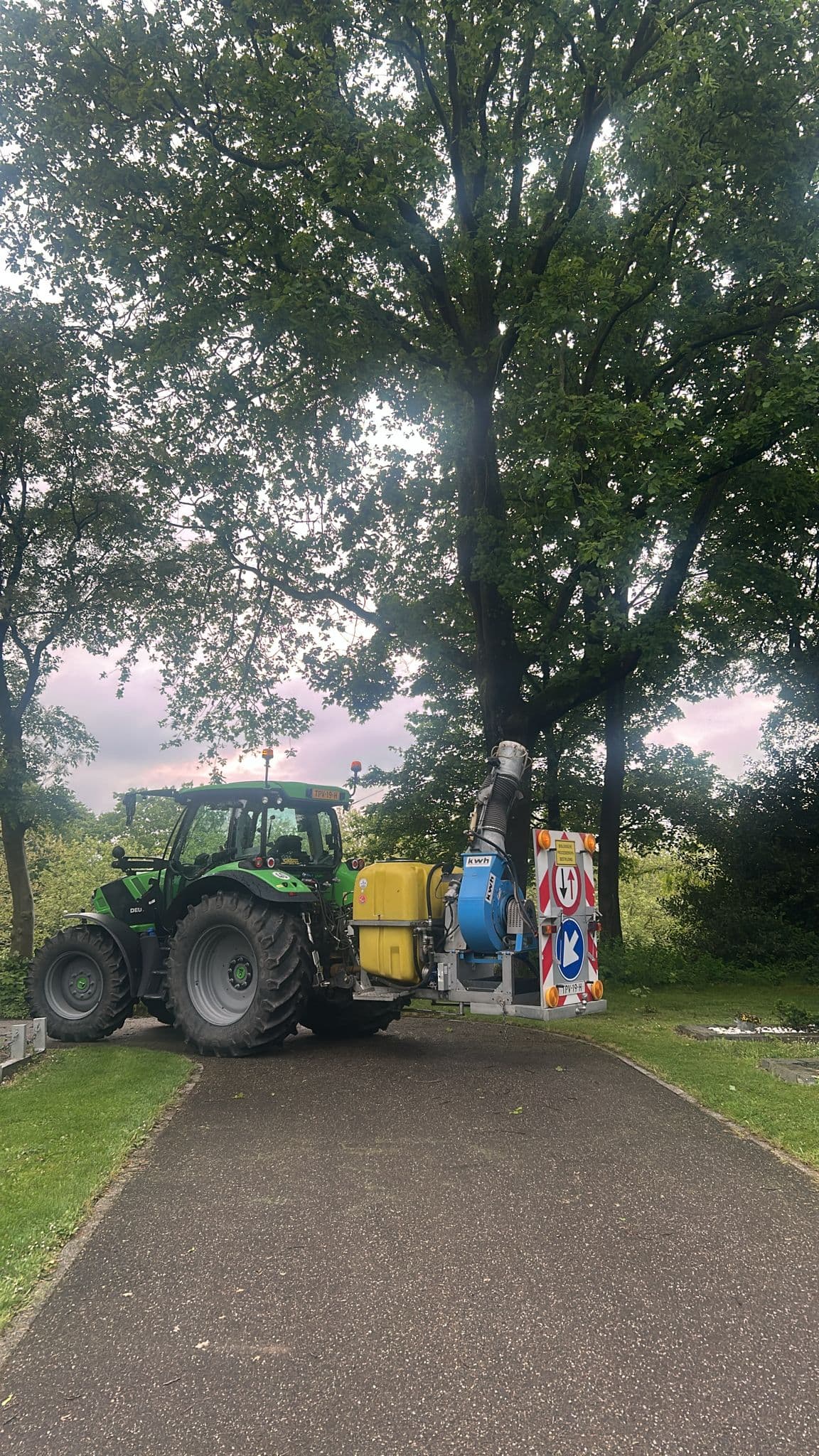 Behandeling van eiken langs een park tegen de eikenprocessierups