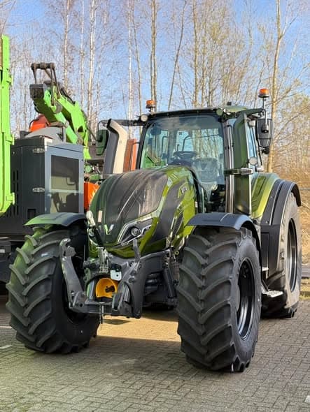 Derde Valtra tractor in gebruik genomen, foto 1