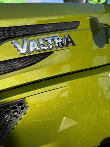 Derde Valtra tractor in gebruik genomen, foto 2