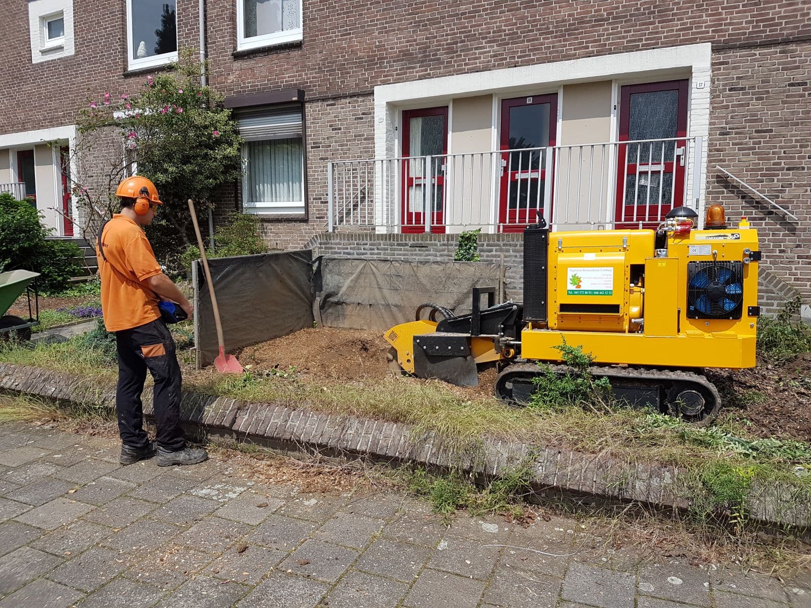Zelfrijdende Predator 50RX stobbenfrees verwijdert een boomstronk