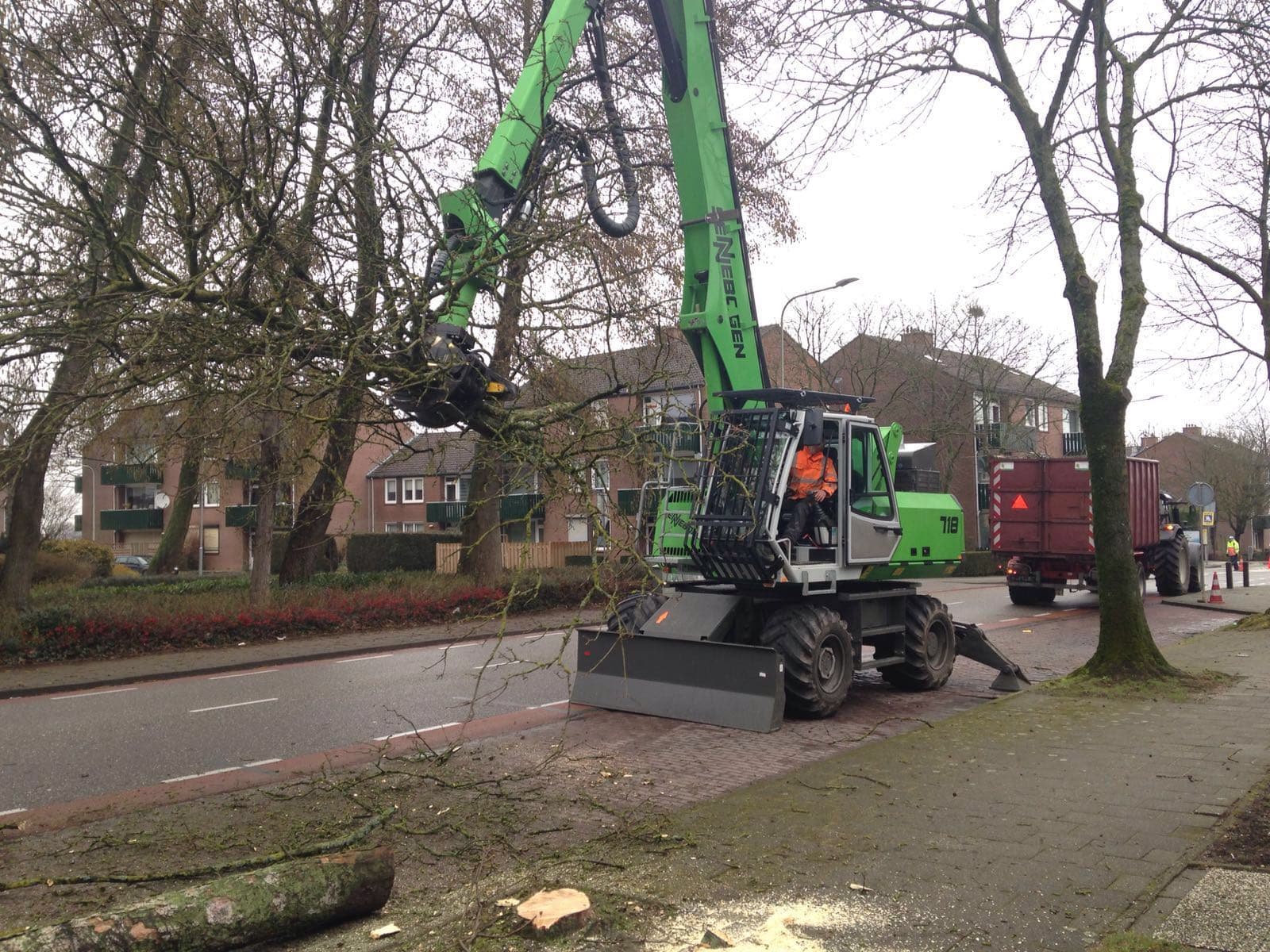 De Sennebogen 718 velkraan van Algemene Bomendienst Limburg aan het werk